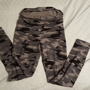 EUC maternity a:glow camo leggings